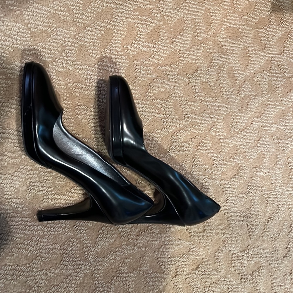 Woman’s black heeled shoes - Picture 2 of 4